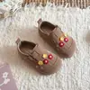 Sapatos de couro para meninas, nova coleção primavera/outono 2026, design floral bordado estiloso, sapatos casuais de sola macia para bebês