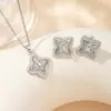 Set de Collar y Pendientes de Trébol de Cuatro Hojas con Circonita de Lujo Ligero para Mujer, Cadena para Clavícula a la Moda y Versátil con un Diseño de Nicho de Alta Gama