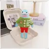 La ropa de los residentes de Fondo de Bikini incluye peces geniales, peces flácidos, peces acostados, colgantes, llaveros, accesorios, suéteres y overoles.