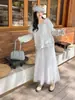 Nueva Colección Otoño/Invierno 2026: Cárdigan de punto floral tridimensional + falda de punto de malla patchwork, un elegante conjunto de dos piezas para mujer