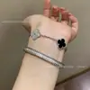 Pulsera de Diamantes con Borde de Perlas Doradas en Forma de V de Gama Alta Recubierta de 18K, Versión Estrecha Simple y Versátil de Pulsera con Borde de Perlas de Diamantes Completa para Apilar