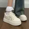 Zapatillas blancas muy estilosas para mujer para combinar con faldas, nuevo diseño chic de nicho 2026, zapatillas deportivas casual para estudiantes para mujer