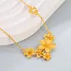 Set de Collar de Tres Flores Estilo Chino Nuevo Color Arena Dorada, Collar Clavicular Floral de Lujo Ligero Chapado en Oro, Collar de Flor para Boda