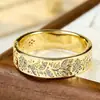 Anillo Floral Repujado Retro Estilo Europeo y Americano Nicho Sensación de Alta Gama Banda Ancha Dorada Circonita Micro-Montada Anillo de Joyería de Mano con Temperamento