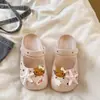 Sandálias fofas para exterior 2026 desenho animado casa sola grossa moda decorativa novo estilo primavera-verão chinelos de bico fechado antiderrapantes