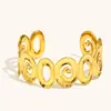 Pulsera Elegante Transfronteriza Europea y Americana de Nicho Estilosa para Mano Acero Inoxidable Chapado en Oro 18K Diseño Calado en Espiral Pulsera de Presión de Aceite para Mujer