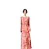 Vestido para mujer con estampado floral en tinta rosada, con mangas largas acampanadas, falda larga recta fluida, estilo chino suave, favorecedor y de inspiración Zen.