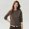 Nova coleção outono/inverno: Suéter casual, de gola redonda, manga longa, com caimento solto e modelador, feito de uma mistura de 75% caxemira e 25% seda de amoreira.