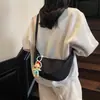 2025 Nova Bolsa de Ombro Estilo Casual Leve Versátil Esportiva Formato de Dumpling Design Exclusivo Moda para Comute Viagem Transversal para Mulheres