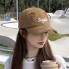 Chapéu de Sol de Proteção Solar de Verão para Mulheres, Boné de Baseball Casual Personalizado Estilo Coreano Rasgado com Letras, Boné Versátil Bico de Pato Emagrecedor