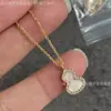 Colar Kylin Gourd Edição de Precisão V Gold Wulu Tamanho Médio Madrepérola Branca Ágata Vermelha Banhado a Ouro Rosa 18K Esculpido com Precisão CNC