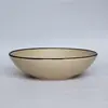 Plato de gres color crema lechoso con borde de café