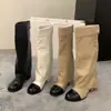 Elegantes y modernos botines largos de tacón alto inspirados en Chanel para mujer, con un diseño de pierna de pantalón apilada y detalles de patchwork, perfectos para el otoño e invierno 2026, y adecuados para andar en bicicleta
