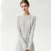 Elegante y sofisticado, este cárdigan de cachemira tejido con encaje floral tridimensional es un nuevo suéter de otoño para mujer, colección 2026