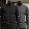 Camiseta de manga larga para hombre para primavera y otoño, disponible en blanco puro y negro, con cuello redondo, adecuada como capa base o camiseta interior, y un diseño fino y ligero para usar en otoño