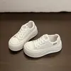 Zapatos de mujer de suela gruesa de caña baja 2026 primavera y otoño nuevos tenis deportivos, modernos y versátiles, zapatos casuales que aumentan la altura, de moda para estudiantes