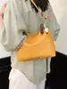 Bolso hobo de cuero suave tejido único para mujer, nuevo modelo de verano 2026, simple y versátil para el trabajo, bolso de mano y bolso de hombro