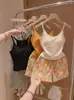 Conjunto de pijama de verano con estampado floral colorido para mujer, con copas en el pecho y shorts tipo camisola, cómodo para estar en casa en verano y que se puede usar para salir.