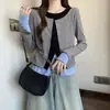 Foto real garota cheinha costura cor contrastante três camadas cardigã camisa manga justa justa camiseta base casaco falso duas peças