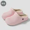 Pantuflas de algodón impermeables para mujer, adecuadas para uso en interiores en otoño e invierno, que proporcionan calidez y evitan resbalones. Estas pantuflas de otoño/invierno están diseñadas para uso en casa y cuentan con un tacón. Disponible para venta al por mayor