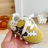 Moda Infantil Otoño 2026 Versátiles Planas Casuales Deportivas Retro para Niños y Niñas