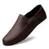 Mocasines de cuero para hombre con suelas blandas, transpirables y modernos para el verano, con un diseño calado, perfectos para uso casual, negocios y estilo slip-on