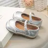 Sapatos Baixos de Couro para Meninas 2026 Verão Novo Estilo Sapatos de Performance Princesa Infantil Sapatilhas Menina Pequena Mocassins Bebê
