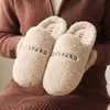 Chinelos femininos fofos de algodão para uso doméstico, coleção outono/inverno 2026, quentes, forrados com fleece, com sola grossa e antiderrapantes, adequados para uso interno, e disponíveis como conjunto para casal