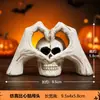 Adorno Decorativo de Resina de Fantasma Lindo de Dedo Medio de Nuevo Modelo Transfronterizo para Halloween Sosteniendo un Cráneo