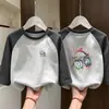 Camiseta Interior Básica de Cuello Redondo DeRong para Bebé Niños 2026 Otoño/Invierno Nuevo Estilo Camiseta de Manga Larga con Parches
