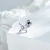 Cruz de Iris - El diseño de nicho de Henson presenta una cruz de iris fresca y elegante con una varilla de aleación de titanio para piercing de cartílago