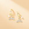 Nuevos pendientes de perlas de celebridades de Internet personalizados de moda de Corea del Sur, hebilla de oreja simple, pequeños y exquisitos pendientes de cola de pez con diamantes