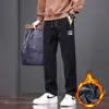 Colección nueva de invierno 2026: Pantalones casuales de corte holgado para hombre, con forro polar para mayor calidez, un diseño de pierna recta elegante y versátil, y adecuados tanto para uso casual como deportivo.