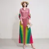 Vestido vintage plissado estilo francês com gola virada de outono, mangas sino, design floral tridimensional, gradiente arco-íris e barra plissada grande para mulheres