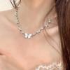 Elegante collar de mariposa francés con incrustaciones de diamantes, cadena de cuello con diseño de nicho simple y elegante, nueva cadena de clavícula explosiva de alta calidad.