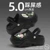 Sapatos Croc Femininos de Verão para Usar por Cima com Solado Grosso Nova Moda 2024 Sandálias e Chinelos de Dedo para Praia e Litoral para Mulheres
