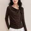 Camiseta Irregular Elegante Cor de Café com Decote Assimétrico para Mulheres, Design de Outono, Cintura Marcada, Manga Longa Slim-Fit, Blusa Emagrecedora
