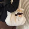 Nueva colección de otoño simple y elegante: bolso tote versátil, perfecto para ir al trabajo, con un toque femenino y forro de felpa, 2026 uso diario, cruzado o de hombro