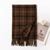 Chal clásico de cuadros estilo británico con flecos, calentador de cuello cálido para otoño e invierno para hombres y mujeres, disponible en varios colores para transmisión en vivo y venta al por mayor transfronteriza