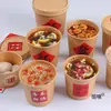Pastéis de pasta de feijão vermelho, embalados em um recipiente; sobremesa de amido de raiz de lótus, bolinhos de arroz doce em uma tigela com tampa; formas de mooncake; sopa doce; copinhos de sobremesa embalados