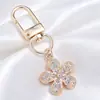 Lujo Ligero Chapado en Oro Full Diamante Charm Hebilla en Forma de D Colgante Hueco en Forma de Corazón Accesorios para Bolsos Llaves Fábrica Stock Mayorista
