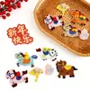 [Ano Novo 2026] Adesivos Bordados do Ano do Cavalo Acessórios para Embalagem de Buquê de Flores Materiais de Decoração DIY Artesanais Venda por Atacado