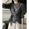 Colección Otoño 2026: Camisa de estilo coreano, ligeramente transparente, de cuello redondo, tipo jersey, con un diseño asimétrico