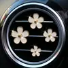 Pequeño crisantemo perfume para coche joyería aleación pequeña margarita flor de cinco pétalos flor clip decoración salida de aire del coche perfume