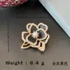 Broche de Camelia de Gama Alta para Mujer Exquisito Flor de Nicho Corsage Pin de Solapa de Traje de Gama Alta Accesorios Hebilla Antiexposición
