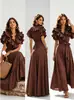 Vestido vintage marrom de bolinhas estilo francês para mulheres com mangas bufantes, decote em V, cintura com amarração e saia longa elegante