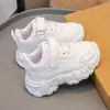 Tenis blancos para niños, nueva colección primavera/otoño 2026, zapatillas para correr para estudiantes de primaria, tallas medianas y grandes, zapatillas deportivas de malla para niños y niñas