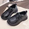 Zapatos de piel de rendimiento para niños 2025 otoño zapatos sencillos para niñas estilo británico zapatos de rendimiento para niños mocasines elegantes con suelas blandas