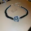 Collar Gargantilla Personalizado Estilo Oscuro Flor de Rosa Diamante Goteo de Aceite Lujo Accesible Europeo y Americano Collar Elegante de Gama Alta para Mujeres