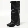 Estilo Caliente Nuevas Botas Altas de Pierna de Pantalón de PU Negro Punta Puntiaguda Remache Tacón Grueso Plisado Cómodas Versátiles para Mujer Botas Apiladas
